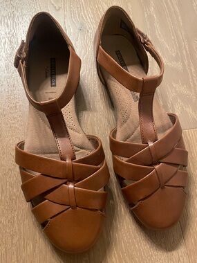 Clarks Gracelin Art Tan T-Strap Leather Mary Jane’s
